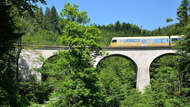 Himmelstreppe fährt über Brücke mit grüner Landschaft