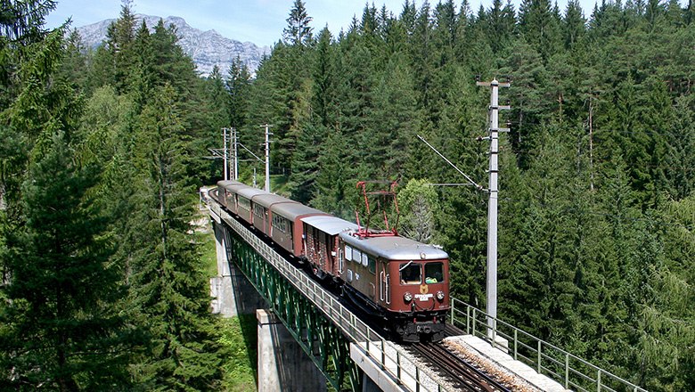 Der Erlebniszug Ötscherbär vor dem imposanten Ötscher, © NB-Prokop