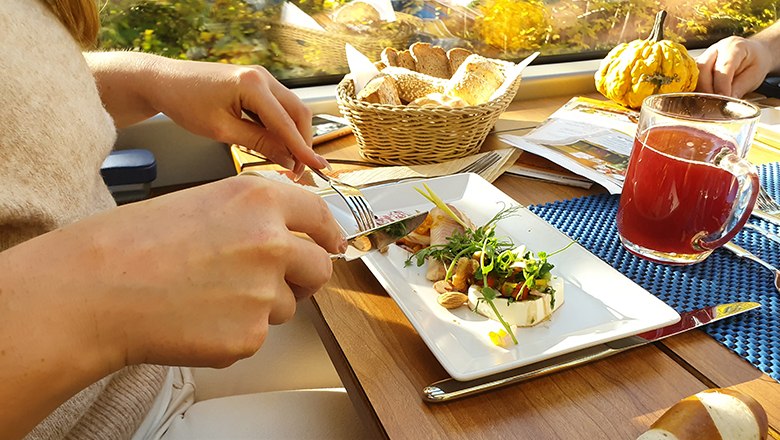 gedeckter Tisch im Zug mit Zierkürbis