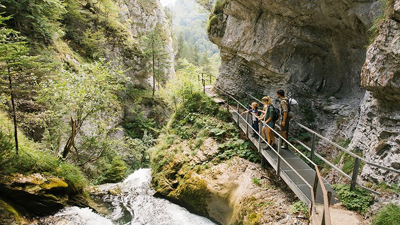 Familie schaut von Bücke hinab auf Gewässer