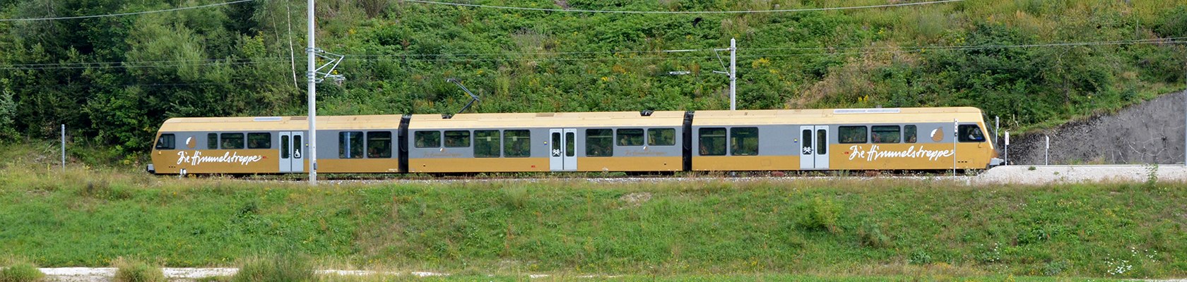 Himmelstreppe fährt an Landschaft vorbei