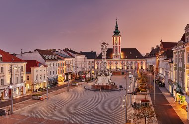 Rathausplatz St. Pölten bei Dämmerung beleuchtet