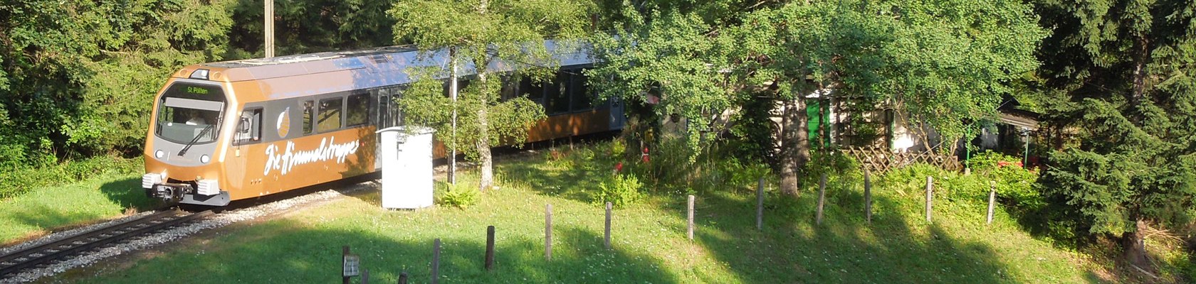 Himmelstreppe fährt an grüner Landschaft vorbei