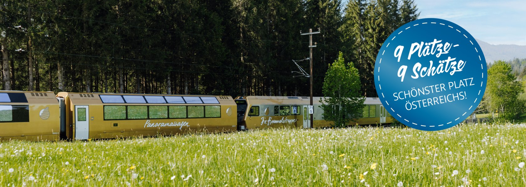 Der Panoramawagen und die Himmelstreppe fahren durch die gr&uuml;ne Landschaft.