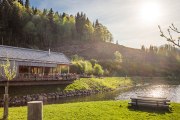 Überblick über See und Restaurant im Hintergrund