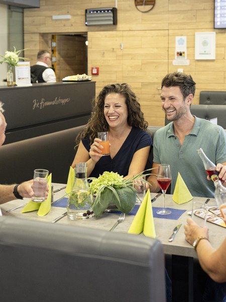 Menschen essen im Bistro