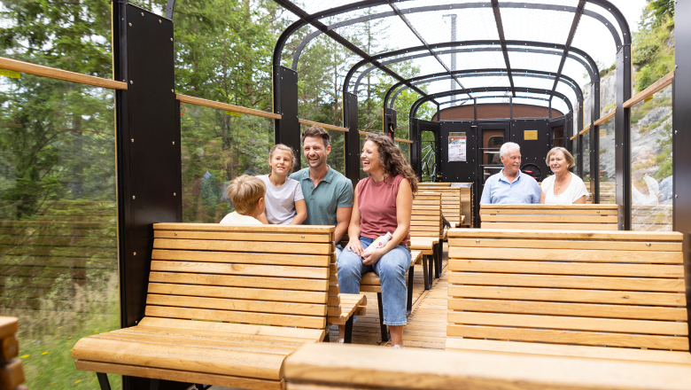 Fahrg&auml;ste genie&szlig;en die Fahrt im gl&auml;sernen Aussichtswagen des &Ouml;tscherb&auml;ren