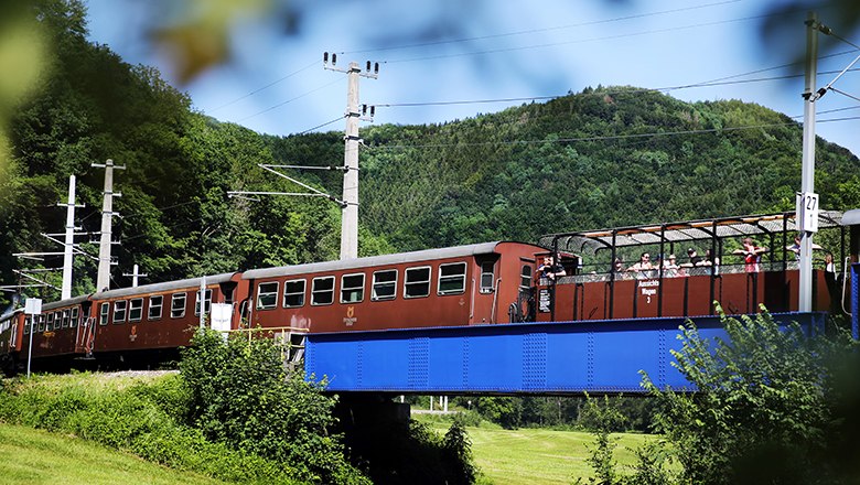 Ötscherbär fährt über Brücke mit Aussichtswaggon