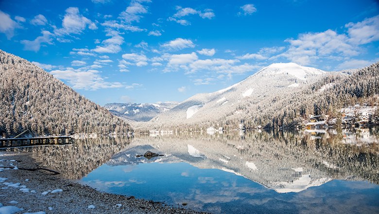 See mit schneebedeckten Bergen rundherum