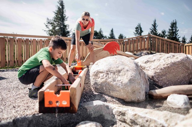 Playful learning at the "Alm-Br&uuml;ndl" water playground, &copy; Jolly Schwarz