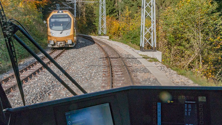 Blick auf vorbeifahrende Himmelstreppe aus dem Führstand heraus