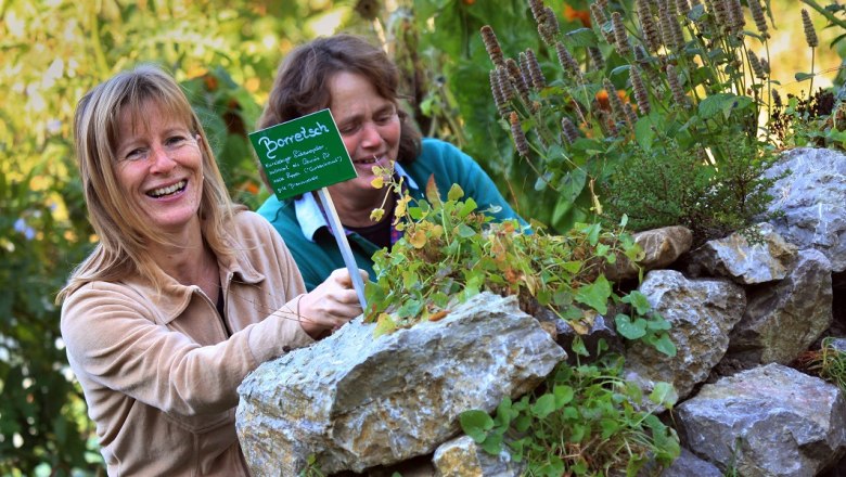 Uk&aacute;zkov&aacute; zahrada hotelu Steinschalerhof s divok&yacute;mi bylinami, &copy; weinfranz.at