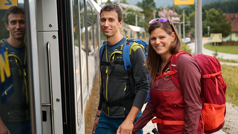 zwei Wanderer steigen in die Himmelstreppe