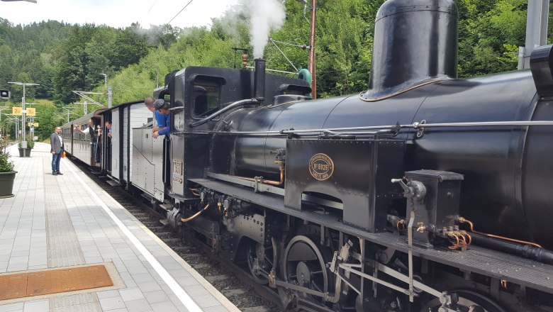 Dampflok steht auf Bahnhofsgleis