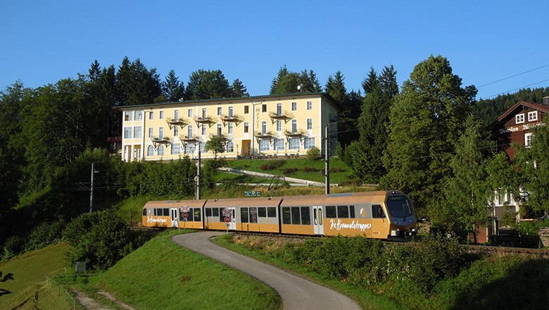 Mariazellerbahn fährt an Hotel vorbei