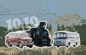 Historische Busse und Dampflok vor Berglandschaft mit Streckenverlauf