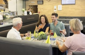 Menschen essen im Bistro