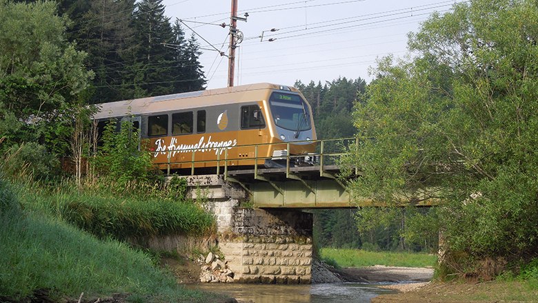 HImmelstreppe fährt über Brücke und ist von Bäumen umgeben