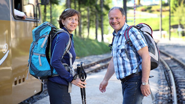 zwei Wanderer steigen aus HImmelstreppe aus