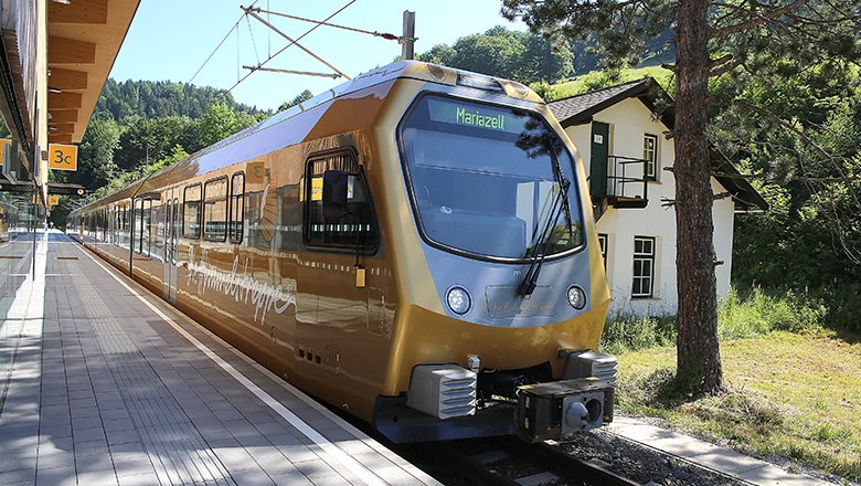 Mariazellerbahn steht am Bahnhof