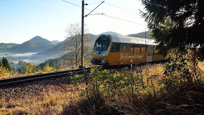 Himmelstreppe fährt im Herbst an Bäumen vorbei