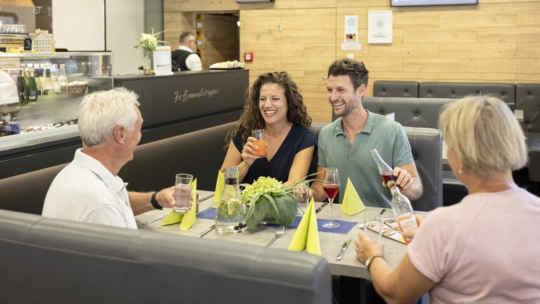 Menschen essen im Bistro