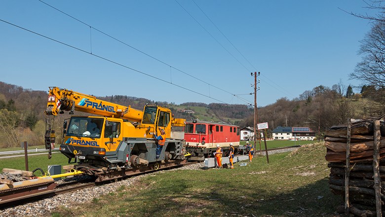 Bauarbeiten an Gleis mit Kran und VLok