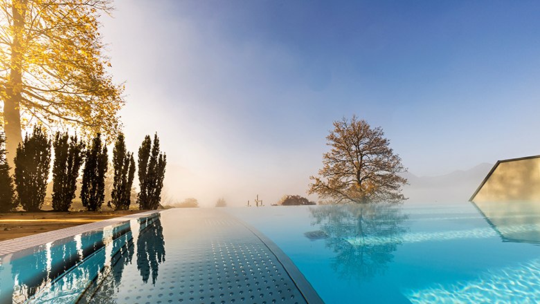 Der Pool mit hellblauem Wasser und Ausblick auf die Bergwelt