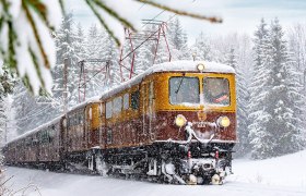 Erlebniszug Ötscherbär fährt durch winterliche Landschaft, © NB/Bollwein