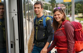 zwei Wanderer steigen in die Himmelstreppe