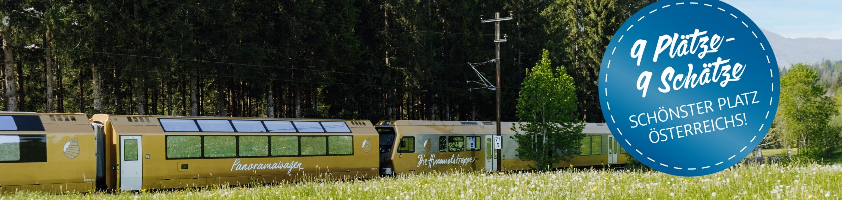 Der Panoramawagen und die Himmelstreppe fahren durch die gr&uuml;ne Landschaft.